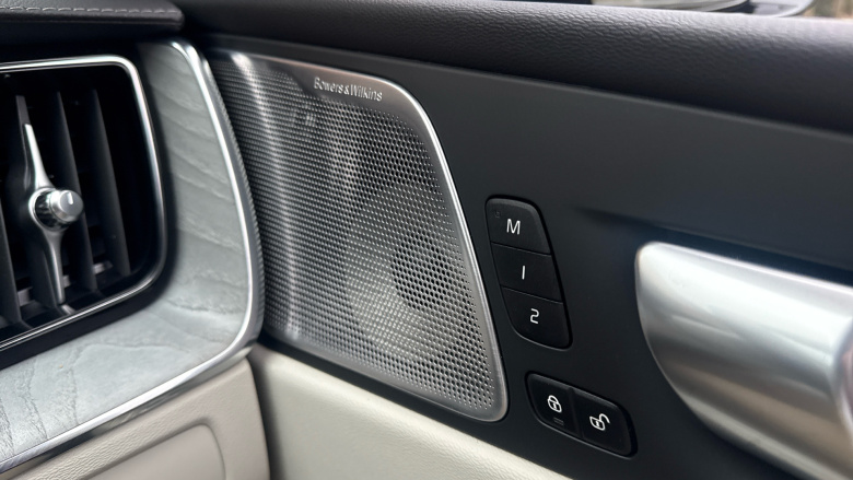 Volvo XC60 2.0 B5P Ultimate Dark 5dr AWD Geartronic Petrol Estate